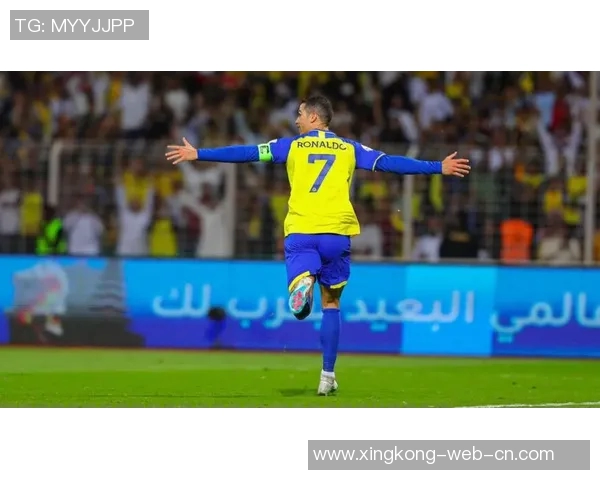 揭秘足球巨星C罗的长相特征与外貌风格全方位解析